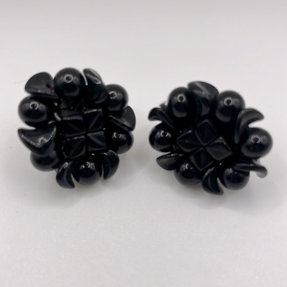 VINTAGE FLORAL ACRYLIC SCREW BACK EARRINGS BLACK